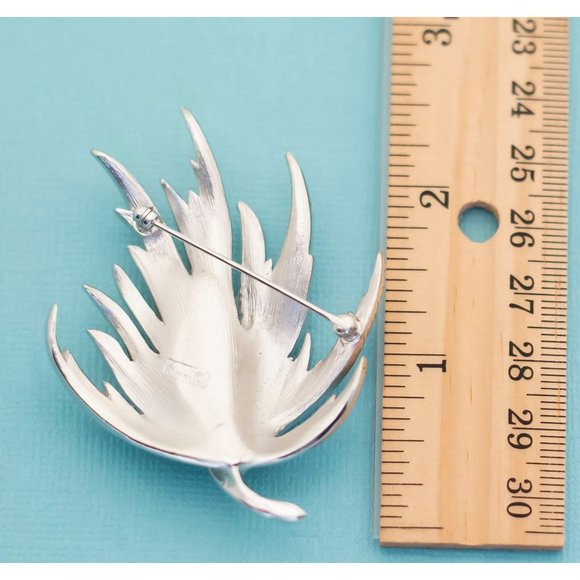 Vintage Silver Oak Leaf Brooch by Crown Trifari E26 - Picture 2 of 2